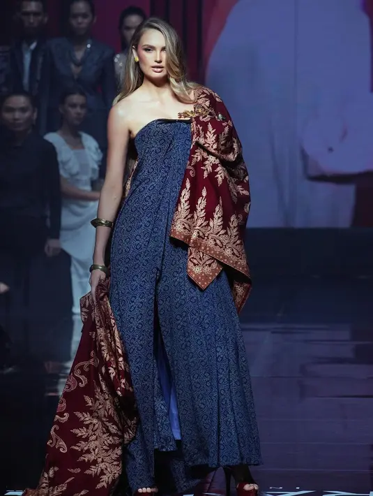 Supermodel dan mantan VS angel’s Romee Strijd turut hadir mengenakan dress dan kain batik. [IG/kikyhapsarii]