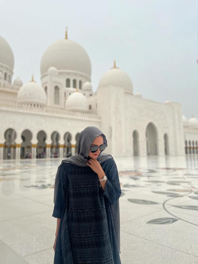 7 Potret Donna Agnesia Pakai Kaftan Waktu Liburan di Dubai Ini Curi Perhatian