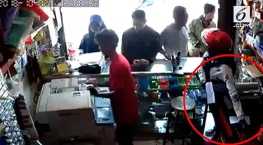 Aksi pencurian hp di sebuah tempat foto copy terekam kamera CCTV.