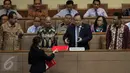 Menteri Keuangan Bambang Brodjonegoro (ketiga kiri) menerima pandangan fraksi saat Rapat Paripurna ke-33 Masa Persidangan V tahun 2015-2016 di Komplek Parlemen, Senayan, Jakarta, Rabu (20/7).(Liputan6.com/Johan Tallo)