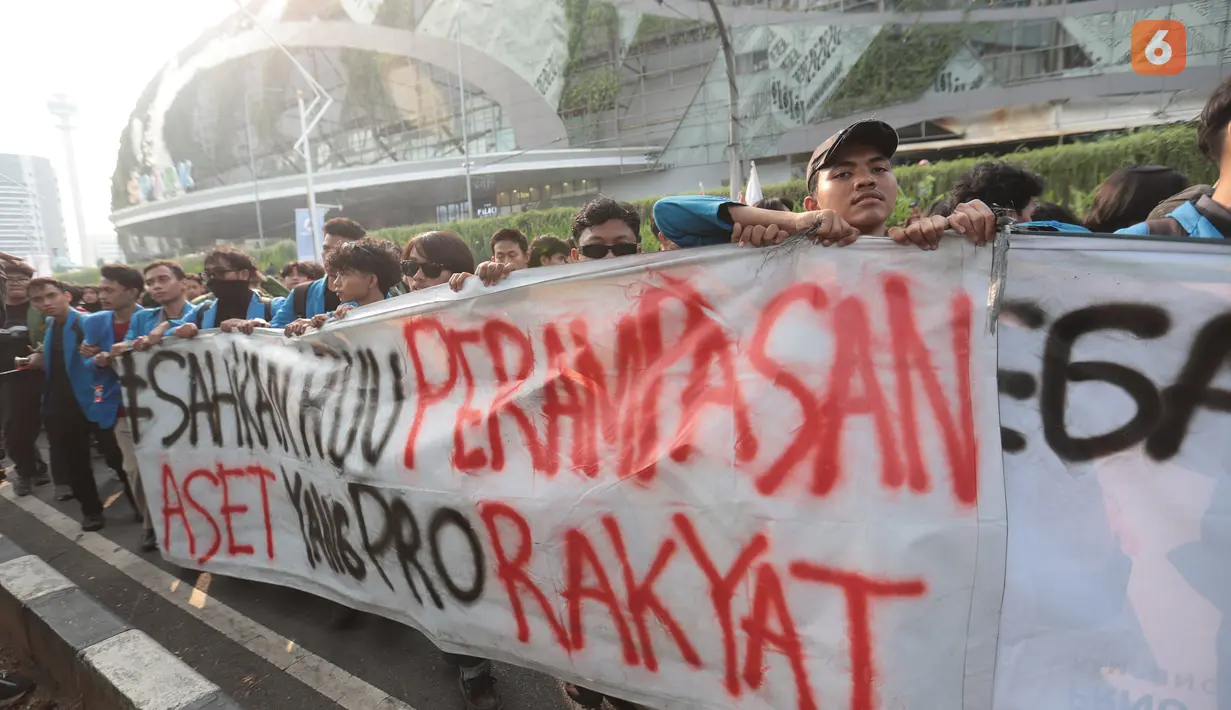 Sejumlah aliansi mahasiswa dari berbagai elemen bergerak menuju gedung DPR di Jakarta, Kamis (27/8/2026). Massa aksi semakin bertambah banyak pada sore hari untuk menyampaikan aspirasi dan tuntutan mereka. (KLY/Budy Santoso)