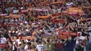 Fans AS Roma membentangkan slayer saat laga timnya melawan FC Porto pada leg 2 babak play off Liga Champions  di Olympic Stadium, Rome (24/8/2016) dini hari WIB. (AFP/Filippo Monteforte)