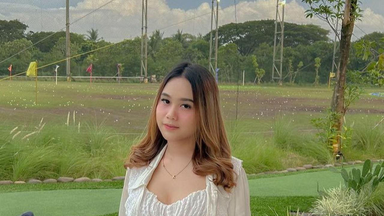 Kayla terpaut usia yang tak jauh dengan sang kakak. Nadin berumur 23 tahun, sedangkan Kayla saat ini berusia 21 tahun.