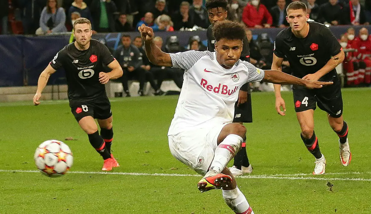 Karim Adeyemi. Striker Jerman berusia 20 tahun ini baru saja didatangkan Borussia Dortmund dari RB Salzburg dengan nilai transfer 30 juta euro atau setara Rp574 miliar dengan durasi kontrak hingga Juni 2027. Ia diplot untuk menjadi suksesor Erling Haaland yang hijrah ke Manhcester City. Selama 3 musim berseragam RB Salzburg, ia total tampil dalam 91 laga di semua ajang dengan torehan 33 gol dan 21 assist. (AFP/APA/Krugfoto)