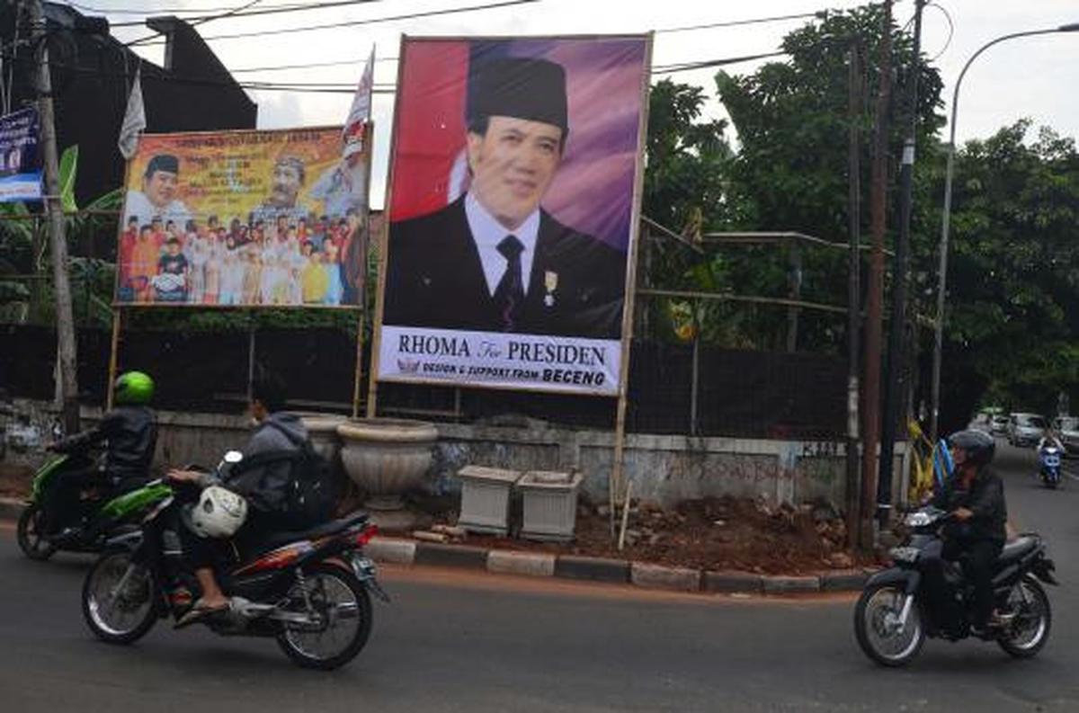 Baliho besar bertulis 'Rhoma For Presiden' 
