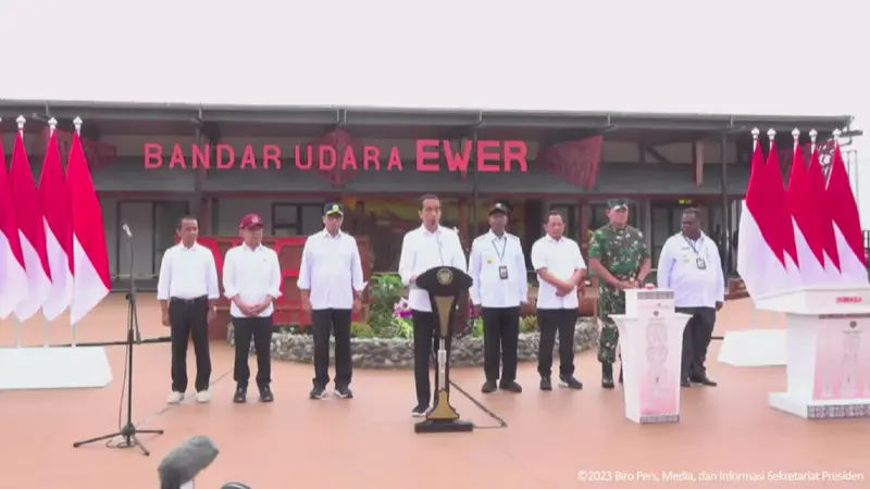 Presiden Joko Widodo atau Jokowi saat meresmikan Bandar Udara Ewer di Kabupaten Asmat, Papua Selatan. (Istimewa)