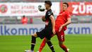 Pemain Bayern Munchen, Benjamin Pavard, berebut bola dengan pemain Fortuna Duesseldorf, Erik Thommy, pada laga Bundesliga di Allianz Arena, Sabtu (30/5/2020). Bayern Munchen menang 5-0 atas Fortuna Duesseldorf. (AP/Christof Stache)