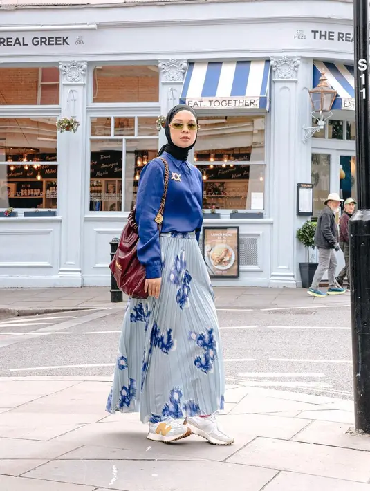Untuk tampilan formal, rok pleats motif bunga bisa dipadukan dengan kemeja panjang. [Foto: IG/tantrinamirah].