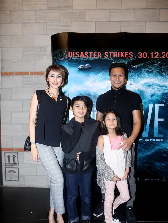 Tahun 2016 menjadi tahun pertama bagi Arie Untung dapat merasakan momen pergantian tahun bersama keluarga. Di mana di tahun-tahun sebelumnya ia kerap mengisi acara perayaan malam pergantian tahun baru. (Andy Masela/Bintang.com)