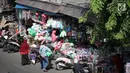Pembeli memilih mainan anak-anak di salah satu kios yang ada di Pasar Gembrong, Jakarta, Selasa (9/1). Dahulu pasar tersebut dikenal dengan sebutan pasar sederhana yang kelamaan pedagangnya hingga ke badan jalan. (Liputan6.com/Arya Manggala)