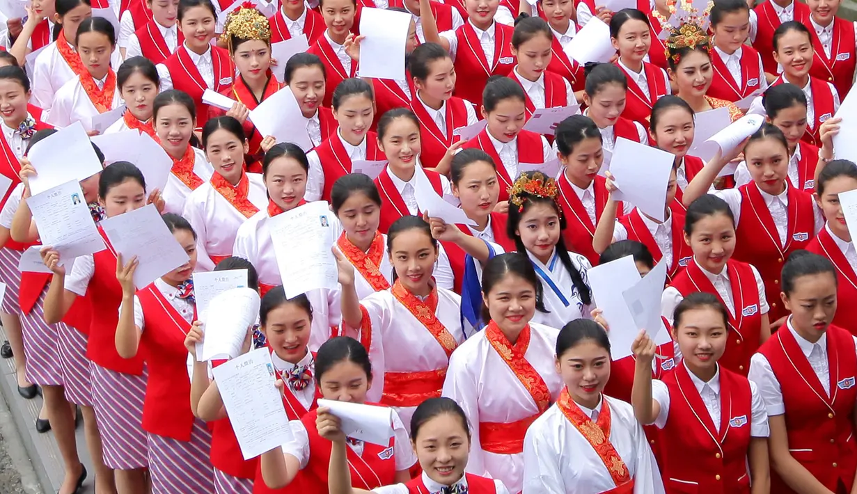 Sejumlah wanita mengenakan pakaian tradisional saat mengikuti seleksi menjadi calon pramugari di Chengdu, Provinsi Sichuan, 27 Mei 2016. Lebih dari 500 wanita cantik mengikuti sesi interview sebuah perusahaan penerbangan di Tiongkok. (REUTERS/Stringer)