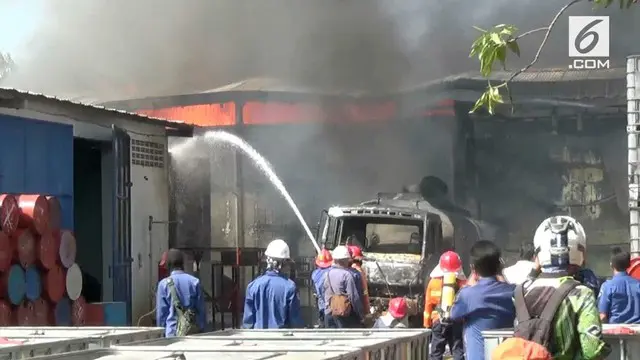 Pabrik dan gudang bahan kimia terbakar. Api membuat karyawan panik dan melarikan diri.