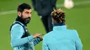 Bek Villarreal Raul Albiol berbicara dengan gelandang Villarreal Samuel Samuel Chukwueze selama sesi latihan di Ciudad Deportiva Villarreal di Vila-Real, Senin (22/11/2021). Villarreal bakal menjamu Manchester United dalam lanjutan Liga Champions, Selasa (23/11) waktu setempat. (JOSE JORDAN / AFP)