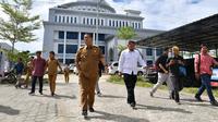 Pj Gubernur Sulawesi Barat, Akmal Malik sidak sejumlah OPD yang realisasi belanja APDB tahun 2022 masih rendah (Foto: Liputan6.com/Humas Pemprov Sulbar)