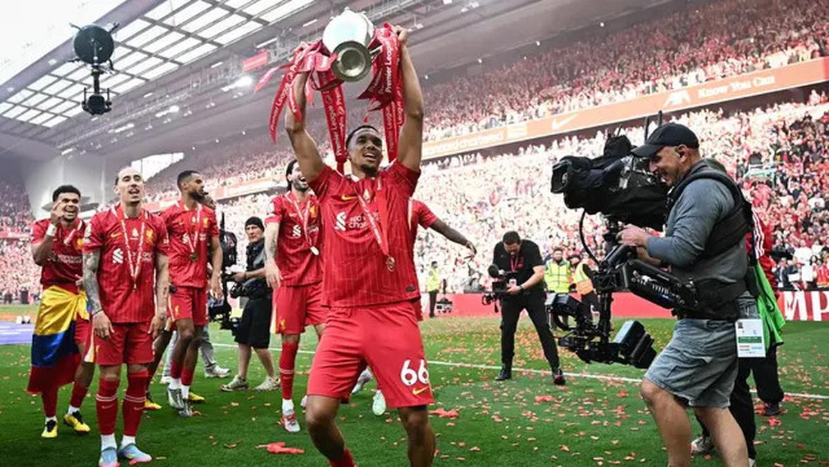 Penantian Panjang Usai, Liverpool Angkat Trofi Juara Liga Inggris di Anfield
