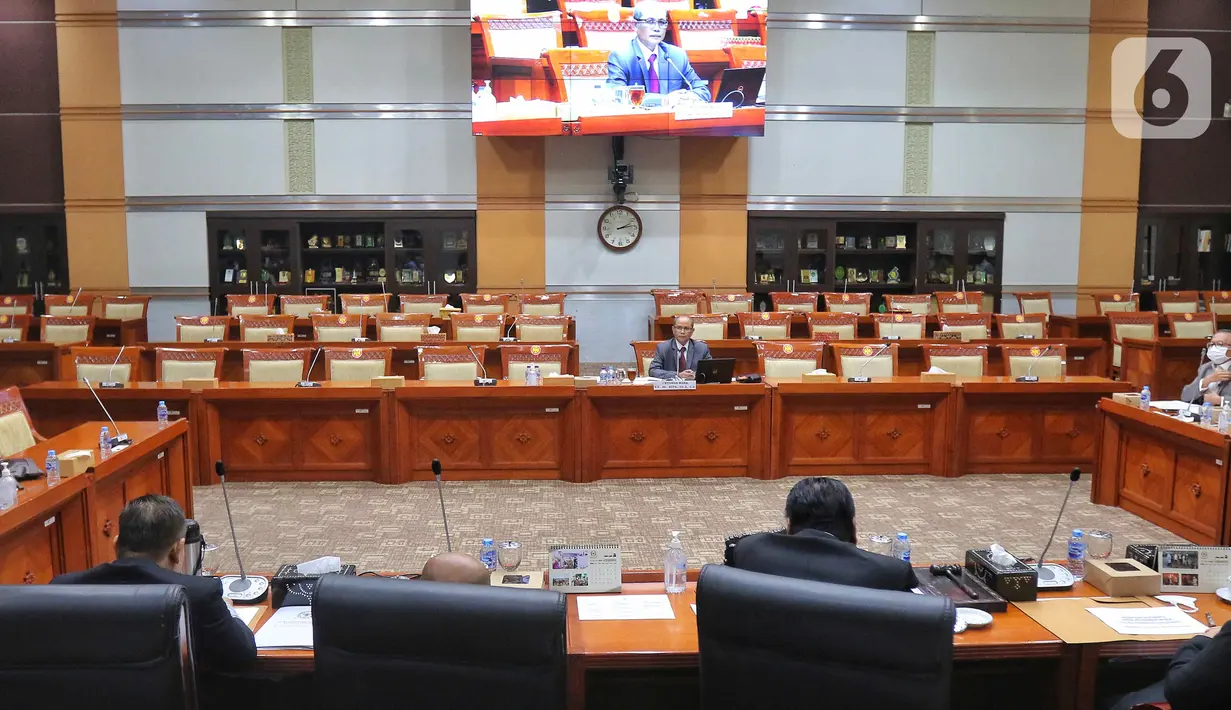 Ketua Komisi III DPR Bambang Wuryanto (kiri) memimpin jalannya Uji Kelayakan dan Kepatutan (fit and proper test) Calon Pengganti Komisioner Komisi Pemberantasan Korupsi (KPK) di Kompleks Parlemen, Senayan, Rabu (28/9/2022). Uji Kelayakan dan Kepatutan Calon Pengganti Komisioner KPK diikuti dua orang yakni Direktur Tata Usaha Negara Kejaksaan Agung, Johanis Tanak dan Auditor Badan Pemeriksa Keuangan (BPK), I Nyoman Wara yang akan menggantikan Lili Pintauli Siregar yang mengundurkan diri. (Liputan6.com/Angga Yuniar)