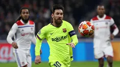 Penyerang Barcelona Lionel Messi mengejar bola saat menghadapi Lyon pada leg pertama babak 16 besar Liga Champions di Decines, Lyon, Prancis, Selasa (19/2). Laga berakhir 0-0. (AP Photo/Laurent Cipriani)
