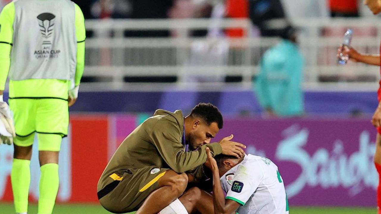 Pemain Timnas Oman tak kuasa menahan tangis setelah langkahnya di Piala Asia 2023 harus terhenti. Mereka gagal mengunci kemenangan ketika melawan Kirgistan dalam pertandingan terakhir Grup F di Abdullah bin Khalifa Stadium, Doha, Qatar, Kamis (25/1/2024).