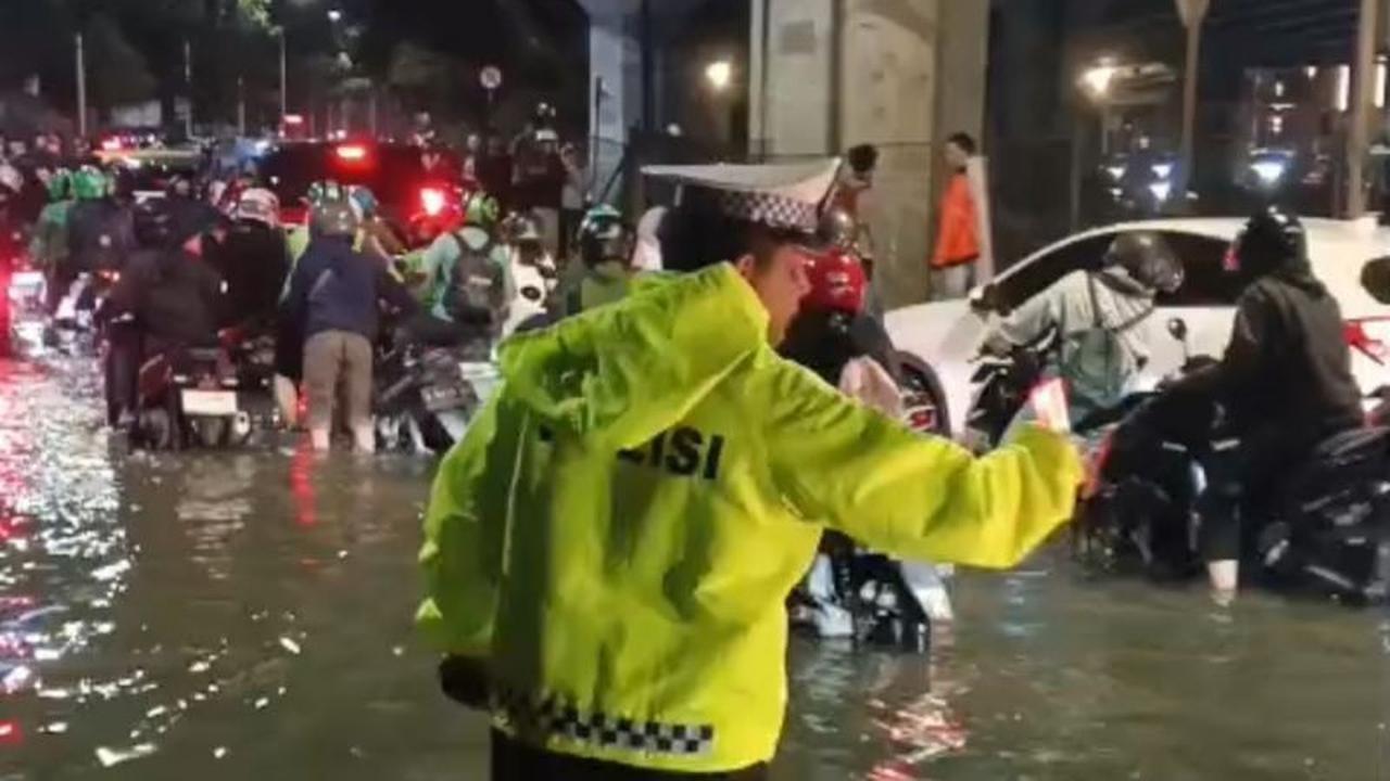 Macet Total Jakarta Barat: Lalu Lintas Lumpuh Akibat Banjir di Kolong Ring Road Kembangan
