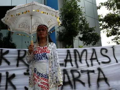 Nelayan bersama Mahasiswa UI melakukan demo dan teaterikal di depan Kemenko Bidang Kemaritiman, Jakarta, Selasa (13/9). Mereka menolak reklamasi yang dilakukan pemprov DKI di teluk Jakarta. (Liputan6.com/Johan Tallo)