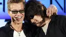 Eddie Van Halen (kiri) memeluk putranya Wolfgang Van Halen setelah grup rock Van Halen secara resmi mengumumkan tur Amerika Utara mereka selama konferensi pers di Los Angeles pada 13 Agustus 2007. Eddie Van Halen meninggal dunia pada Selasa pagi, 6 Oktober 2020.  (AP Photo/Kevork Djansezian, File)