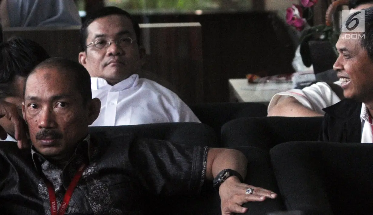 Direktur Bisnis Regional Maluku dan Papua PLN, Ahmad Rofiq (kiri belakang) memenuhi panggilan penyidik di Gedung KPK, Jakarta, Rabu (26/12). Ahmad Rofiq diperiksa terkait kasus dugaan suap pembangunan PLTU Riau-1. (Merdeka.com/Dwi Narwoko)