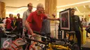 Raja Denmark, Yang Mulia Pangeran Consort melihat foto Presiden RI ke-6, Susilo Bambang Yudhoyono saat menggunakan salah satu sepeda yang dipajang di salah satu Mall di Jakarta, Jumat (23/10/2015). (Liputan6.com/Helmi Fithriansyah)