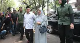 Wakil Presiden ke-10 dan ke-12 RI Jusuf Kalla bersama istrinya, Mufidah Jusuf Kalla, tiba di rumah duka Guruh Soekarnoputra di Jalan Sriwijaya Raya, Kebayoran Baru, Jakarta Selatan, Sabtu (26/9/2026). (KLY/Budy Santoso)