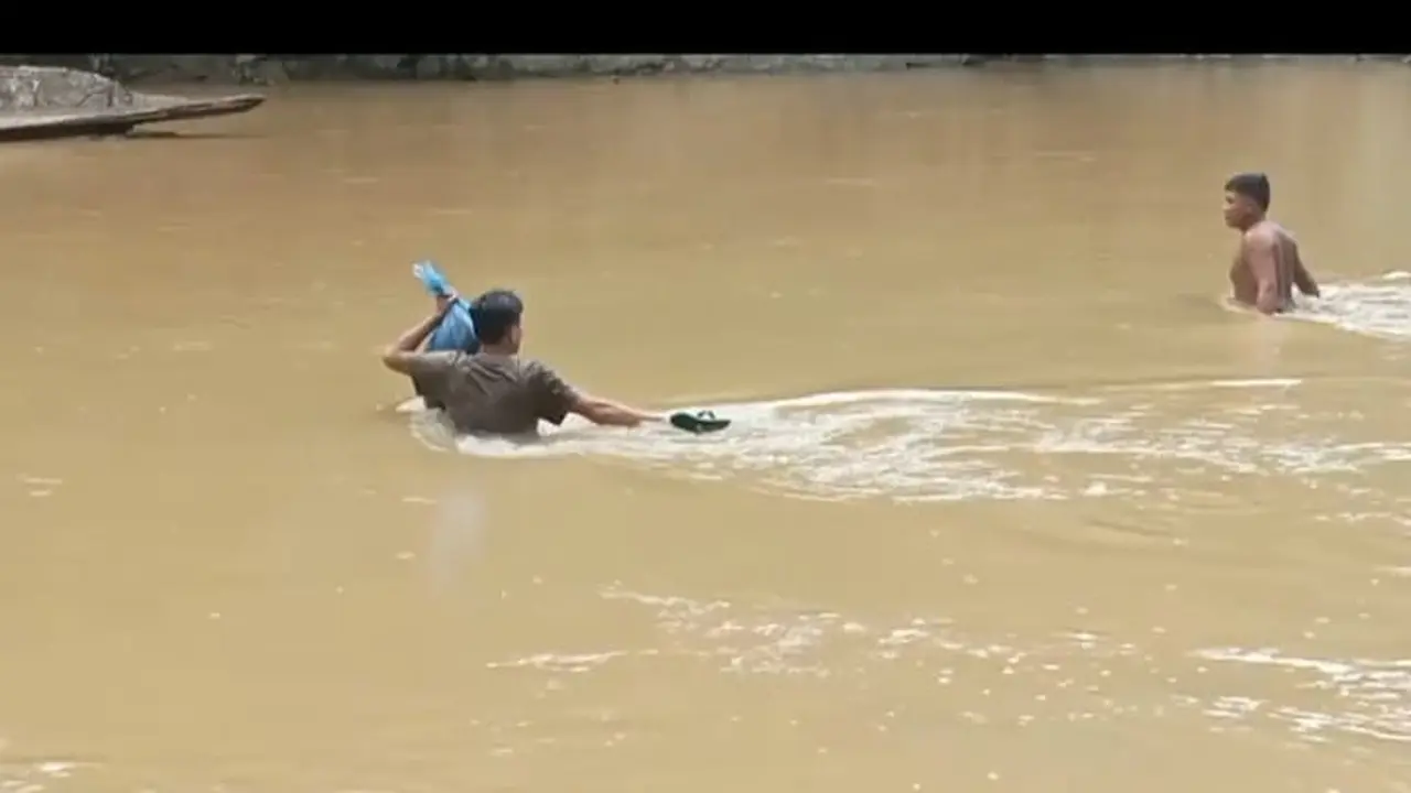 Perjuangan Ahad Nasution berenang menyeberangi sungai demi menjalankan tugasnya sebagai penghulu meresmikan pasangan yang akan menikah. (Istimewa)