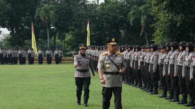 Kalemdiklat Polri Komjen Pol. Prof. Chryshnanda saat menghadiri upacara Pendidikan di Sekolah Polisi Wanita (Sepolwan), Ciputat, Jakarta Selatan (Jaksel), Kamis, 10 Januari 2025. (Istimewa)
