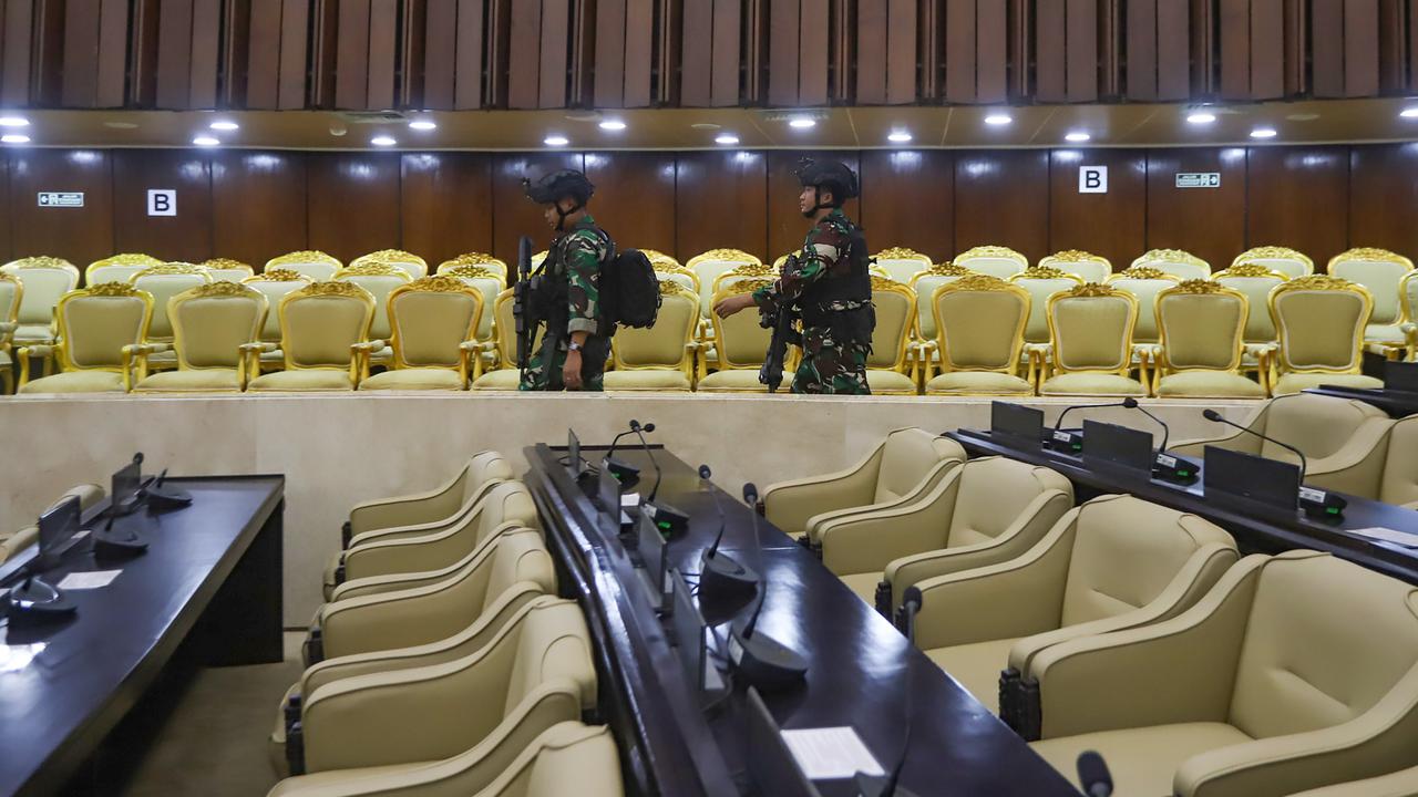 Barisan prajurit TNI amankan Gedung DPR jelang pelantikan Prabowo