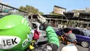 Warga mengabadikan gambar bangkai Bus Transjakarta yang terbakar di Halte UI Salemba, Jakarta, Jumat (3/7). Bus Koridor V jurusan Ancol-Kampung Melayu tersebut terbakar sekitar pukul 08.30 WIB. (Liputan6.com/Faizal Fanani)