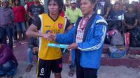 Samsul Chairruddin terpilih sebagai Man Of The Match usai membela Putra Banca vs Maesa di Liga Ramadhan Makassar, Senin (15/6) petang.