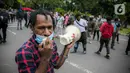 Massa Ikatan Mahasiswa Papua berorasi saat menggelar unjuk rasa di depan Kementerian Dalam Negeri, Jakarta, Rabu (24/2/2021). Dalam aksinya mereka mengutuk tindakan elite politik Papua yang mengatasnamakan rakyat Papua untuk mendukung Otonomi Khusus (Otsus). (Liputan6.com/Faizal Fanani)