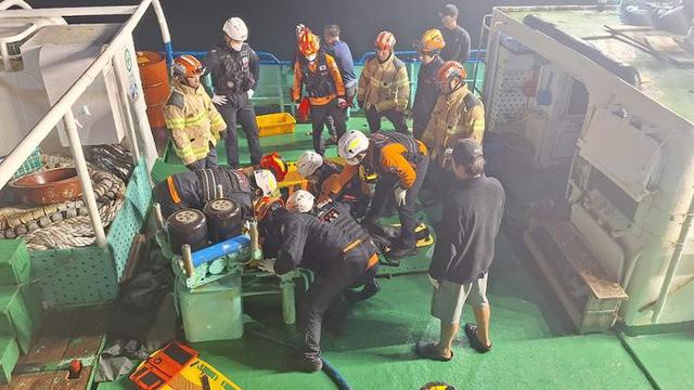 Awak kapal yang diselamatkan dibawa ke pelabuhan terdekat setelah kapal penangkap ikan mereka tenggelam di lepas pantai Pulau Jeju, Korea Selatan Jumat (8/11). (Yonhap)
