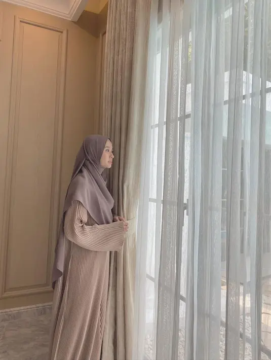 Bella pun menyadarinya juga bahwa ia seakan mengatur kuasa Tuhan. Kemudian Bella pun disarankan untuk segera berhijab dan akhirnya ia mantap mengenakannya hingga kini. (Instagram/laudyacynthiabella)