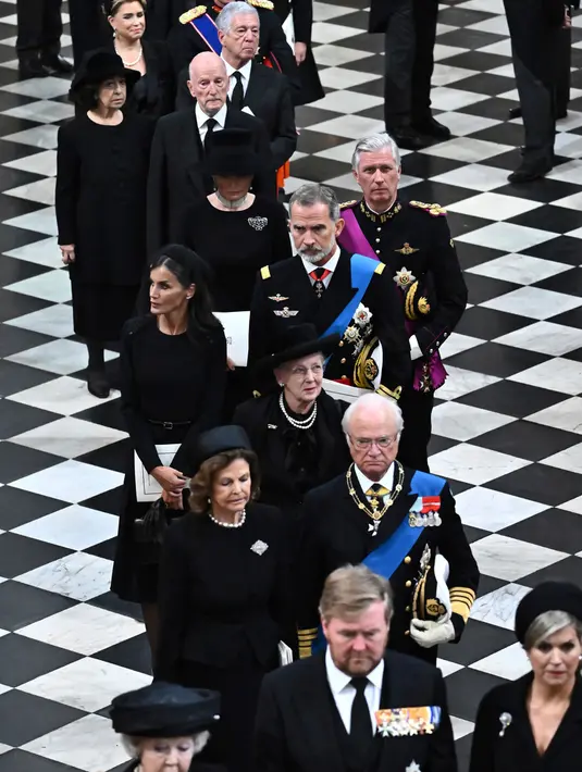 <p>Raja Belanda Willem-Alexander (tengah bawah), Ratu Maxima (kanan bawah), dan mantan ratu Beatrix (kiri bawah), Ratu Swedia Silvia (baris kedua kiri), dan Raja Carl Gustav XVI (baris kedua kanan), Ratu Denmark Margrethe II (tengah) , Raja Spanyol Felipe VI (kanan tengah), dan Ratu Letizia, Ratu Mathilde dari Belgia (baris ke-5 kiri), dan Raja Philippe (baris ke-5 kanan), menghadiri pemakaman Ratu Elizabeth II di Westminster Abbey, London, Senin (19/9/2022). (Ben Stansall/Pool via AP)</p>