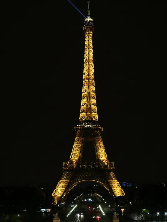 Gambar pada 29 Oktober 2018, landmark kota Paris Menara Eiffel saat lampu dimatikan untuk menghormati para korban serangan di sinagog, tempat peribadatan pemeluk Yahudi, di Pittsburgh. Dalam serangan itu, sedikitnya 11 orang tewas. Zakaria ABDELKAFI/AFP)