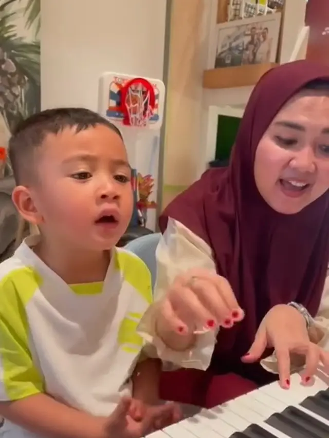 Momen Rayyanza saat Belajar Nyanyi. (instagram/raffinagita1717)