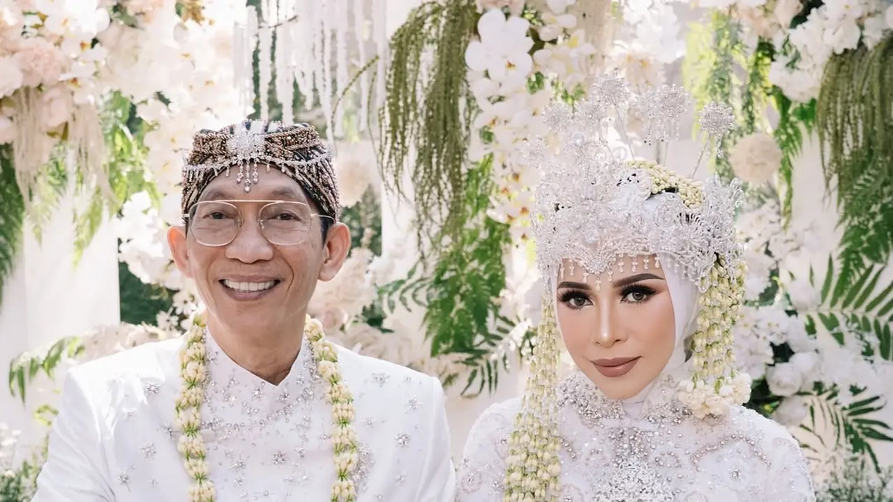 Potret Serasi Melly Goeslaw dan Anto Hoed Kembali Jadi Pengantin Sunda di Anniversary ke-30