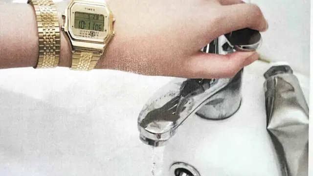 Jam tangan Emas Retro Modern Timex x MM6 Maison Margiela. Dok. Timex x MM6 Maison Margiela