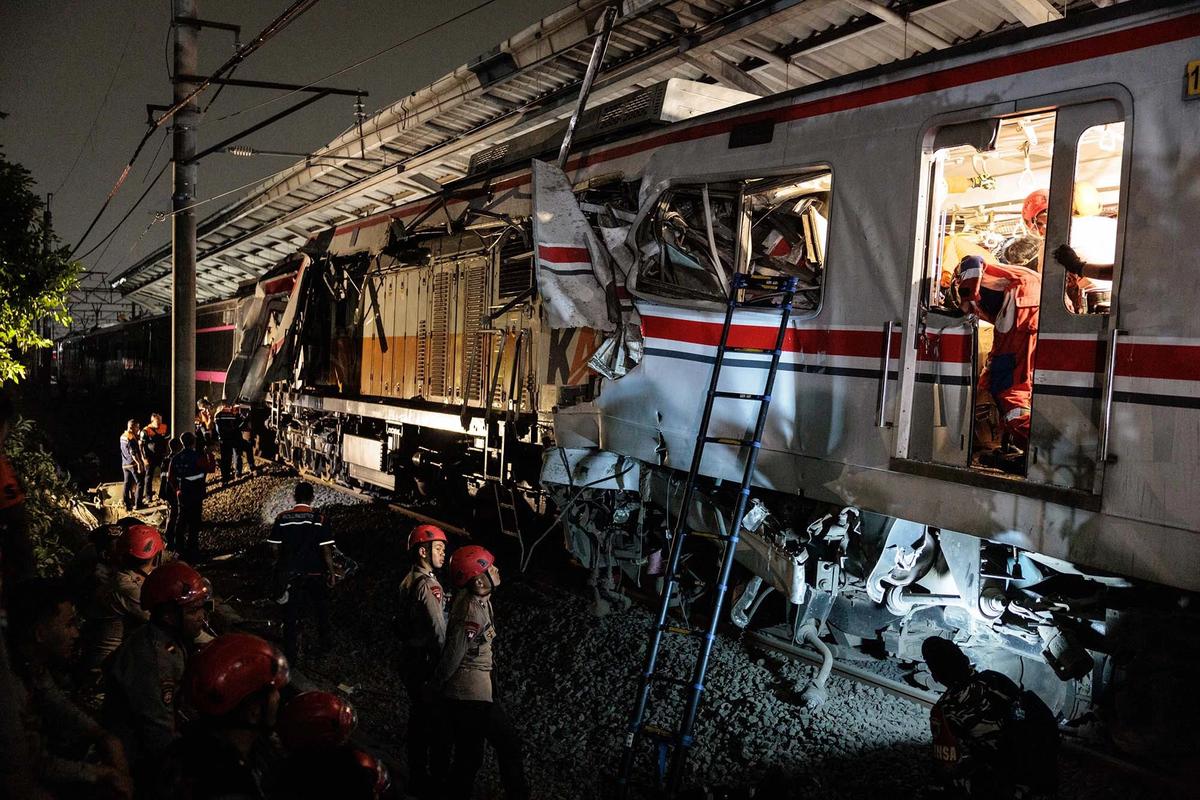 FOTO Kerusakan Parah Gerbong KRL Commuterline  Usai Dihantam Argo Bromo Anggrek
