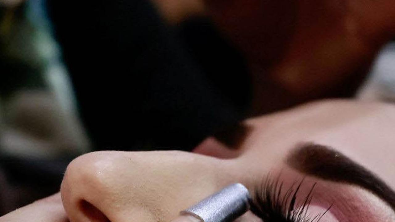 Salon-salon itu biasanya khusus wanita dan memiliki jendela tertutup sehingga pelanggan tidak dapat dilihat dari luar.