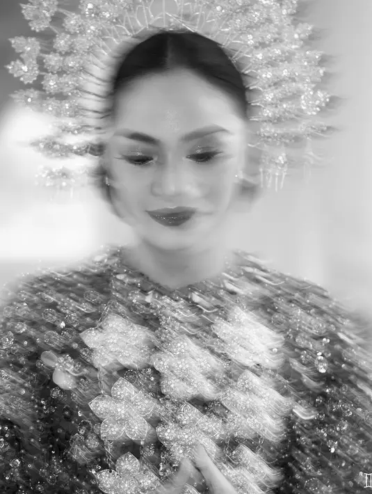 Begitu juga kala momentum malam Mapaci, ia hadir dengan riasan glamor. [Foto: @leonardiwedding]