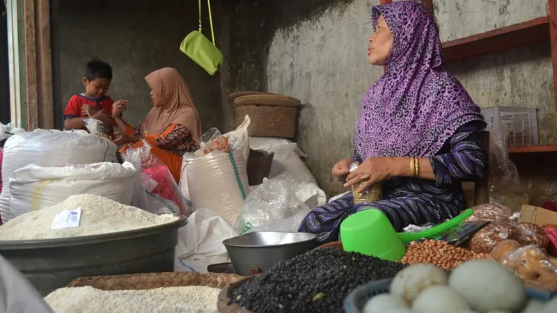 Pedagang beras di pasar tradisional Cinangsi Kecamatan Gandrungmangu Kabupaten Cilacap, Jawa Tengah. (Foto: Liputan6.com/Muhamad Ridlo)