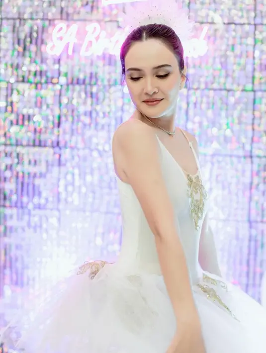 Lewat unggahan Instagram pribadinya, Shandy Aulia terlihat menggunakan pakaian balet. Rok pendek dengan atasan ketat membuatnya terlihat awet muda. (Instagram/shandyaulia)