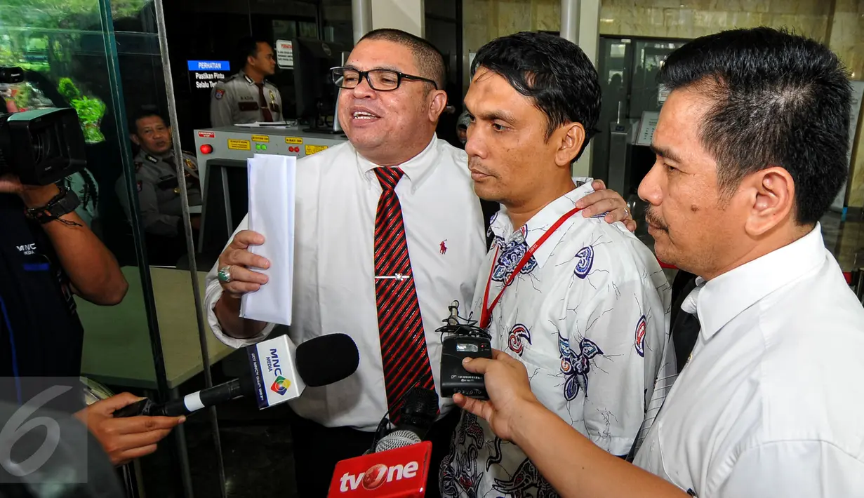 Anak buah Gubernur Sumut Gatot Pujo Nugroho, Mustofa (tengah) saat memberi keterangan di depan Gedung KPK, Jakarta, Kamis (23/7/2015). Mustofa diperiksa sebagai saksi untuk M Yagari Bhastara alias Gerry, anak buah OC Kaligis. (Liputan6.com/Yoppy Renato)