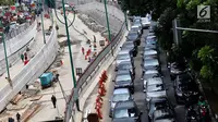 Kondisi arus lalu lintas di sebelah proyek pembangunan Underpass Mampang di Jakarta, Senin (12/3). Pembangunan Underpass Mampang ini telah mencapai 90 persen dan ditargetkan selesai pada April 2018. (Liputan6.com/Immanuel Antonius)
