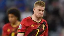 Kevin De Bruyne merupakan gelandang andalan Belgia yang kali ini tak masuk dalam daftar skuat Roberto Martinez untuk mengarungi laga kualifikasi Piala Dunia 2022 zona Eropa. Hal tersebut tak lepas dari cedera engkel yang ia derita pada awal Agustus lalu. (Foto: AFP/Pool/Andreas Gebert)