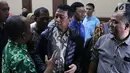 Terdakwa kasus suap jual-beli jabatan di lingkungan Kemenag, M Romahurmuziy (tengah) bersiap menjalani sidang lanjutan di Pengadilan Tipikor, Jakarta, Rabu (18/9/2019). Sidang yang seharusnya beragendakan pembacaan eksepsi dibatalkan karena terdakwa mengaku sakit. (Liputan6.com/Helmi Fithriansyah)